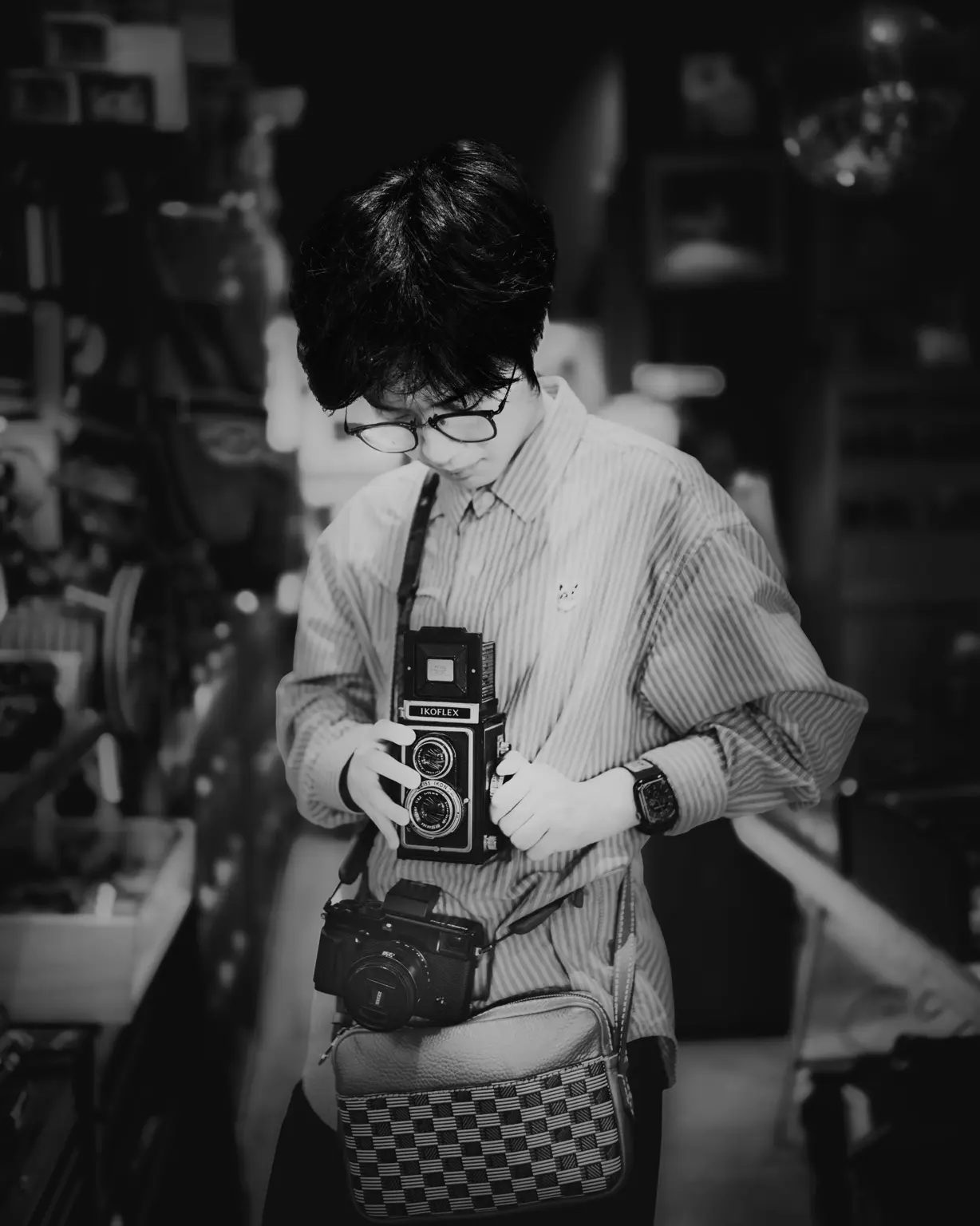 馆长 Alex Zheng 手持双反相机的黑白肖像